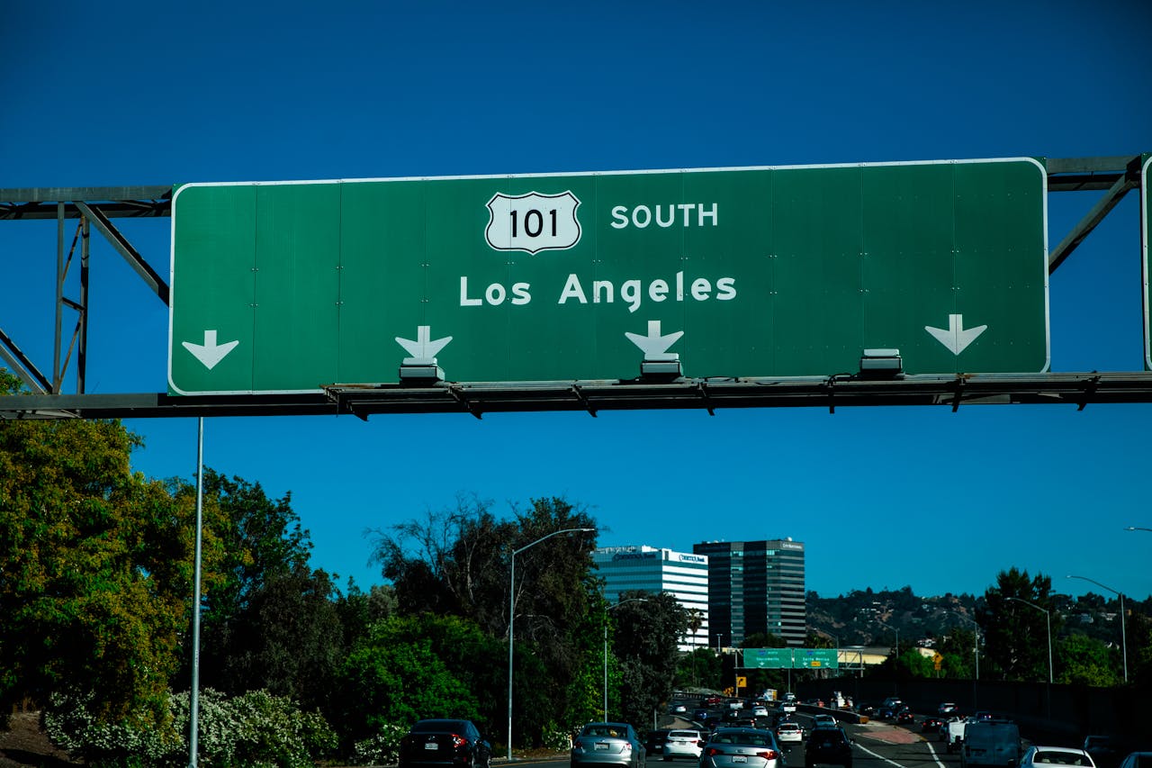 Cartel en autopista rumbo a Los Ángeles durante un viaje por carretera en California.