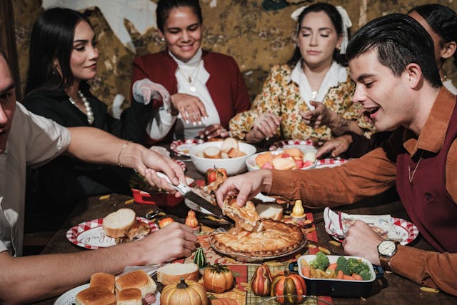 Familia compartiendo comida durante la celebración del Día de Acción de Gracias en Estados Unidos
