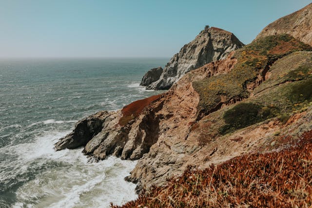 Acantilados y costa del Pacífico en la ruta entre Los Ángeles y San Francisco