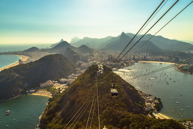 Teleférico del Pan de Azúcar en Río de Janeiro con vista a Copacabana y la bahía, zonas clave para hospedarse en 2026