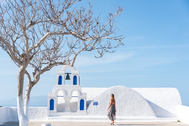 Iglesia blanca con detalles azules en Santorini, arquitectura típica de las islas Cícladas en Grecia