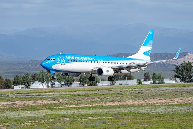 Avión de Aerolíneas Argentinas aterrizando en un aeropuerto, compañía que anunció recargo en pasajes por la suba del petróleo