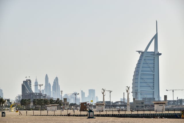 Hotel Burj Al Arab en Dubái junto a la playa, símbolo del lujo que diferencia a la ciudad de Abu Dhabi
