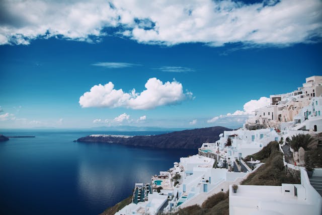 Vista de Santorini en Grecia con casas blancas sobre acantilados frente al mar Egeo