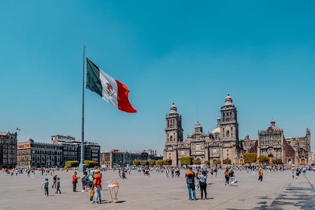 Zócalo de Ciudad de México con la bandera y la Catedral Metropolitana