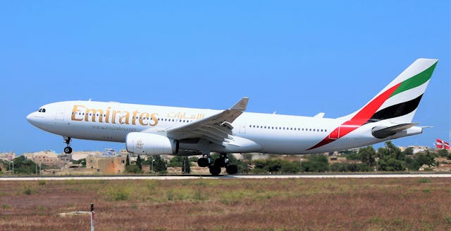 Avión de Emirates aterrizando, una de las aerolíneas mejor valoradas del mundo