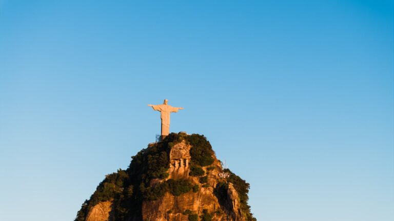 Cristo Redentor en Río de Janeiro al atardecer, referencia clave para elegir dónde hospedarse en 2026
