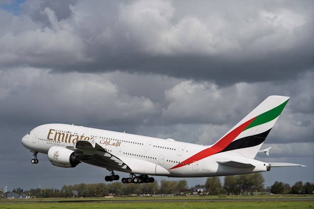 Emirates vuelos afectados Dubái 2026 Avión de Emirates en vuelo afectado por restricciones del espacio aéreo en Medio Oriente