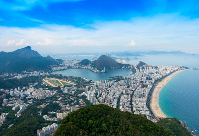 Vista aérea de Río de Janeiro con Copacabana, la laguna Rodrigo de Freitas y el Cristo Redentor, ideal para elegir dónde hospedarse en 2026