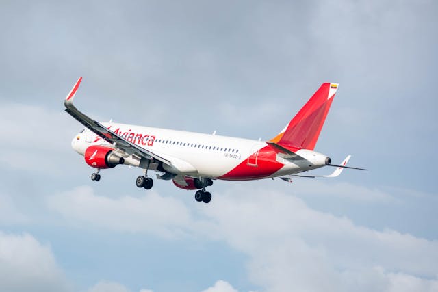 Avianca y el caso que reabre el debate sobre bromas en aviones Avión de Avianca en vuelo relacionado con caso de broma que derivó en investigación