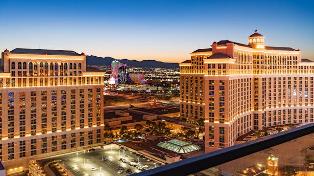 Vista nocturna del Strip de Las Vegas con hoteles iluminados en Nevada