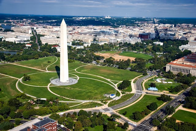 Vista aérea del National Mall y el Monumento a Washington en Washington DC, uno de los principales destinos para quienes viajan desde Nueva York