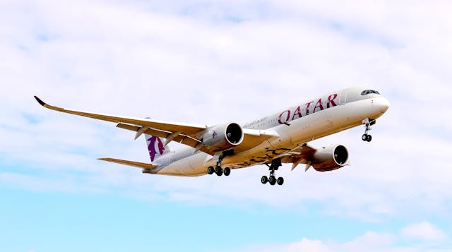 Avión de Qatar Airways en vuelo, una de las mejores aerolíneas del mundo