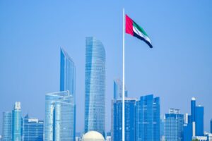 Skyline de Abu Dhabi con bandera de Emiratos &Aacute;rabes Unidos en medio de la paralizaci&oacute;n de vuelos en Medio Oriente