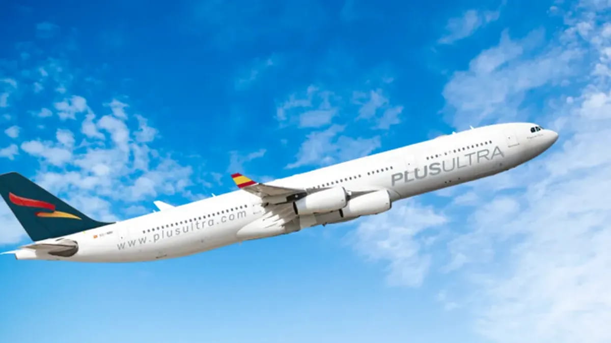 Avión de Plus Ultra en vuelo operando la ruta Buenos Aires Madrid en 2026