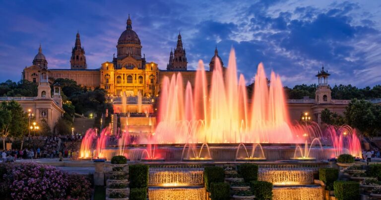 Fuente Mágica de Montjuïc horarios, cómo llegar y qué ver en una visita a Barcelona