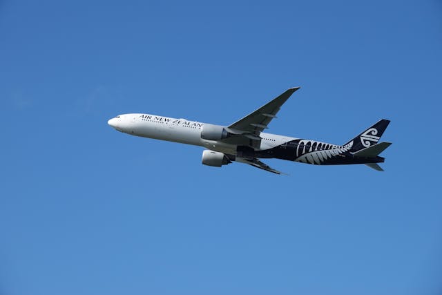 Avión de Air New Zealand en vuelo, aerolínea que lanzará camas para pasajeros de clase económica