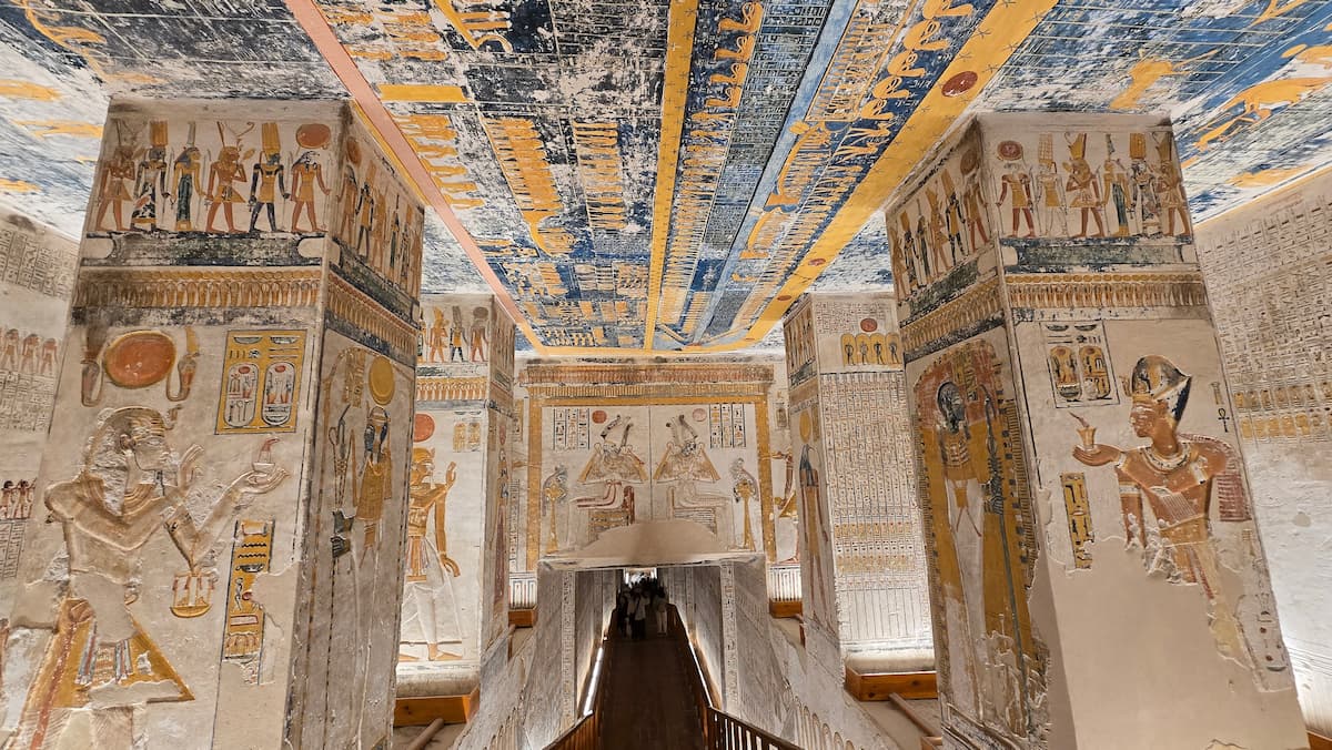 Interior decorado de tumba faraónica en Egipto con jeroglíficos