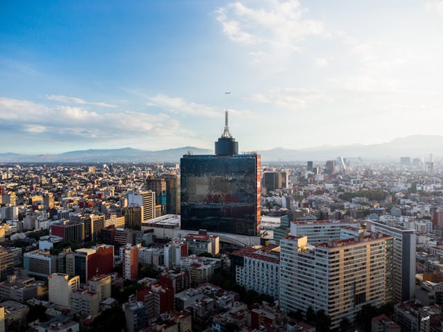 Vista panorámica de Ciudad de México con rascacielos y zona urbana, uno de los destinos más buscados en vuelos low cost dentro del país.