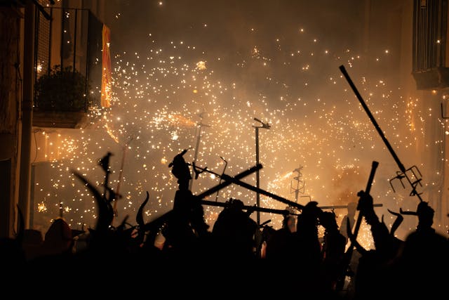 correfoc fiesta de san juan españa fuego y tradiciones correfoc con fuego y chispas durante la celebración de san juan en españa