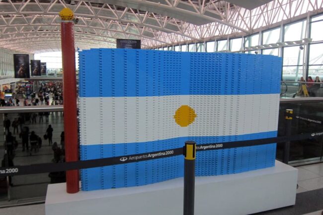 Interior del aeropuerto de Ezeiza en Argentina, terminal afectada por cambios de vuelos al exterior