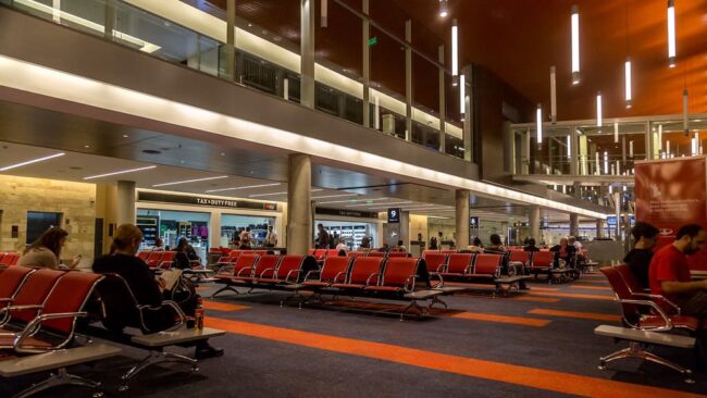 Sala de espera en el aeropuerto de Ezeiza con pasajeros ante cambios de vuelos al exterior