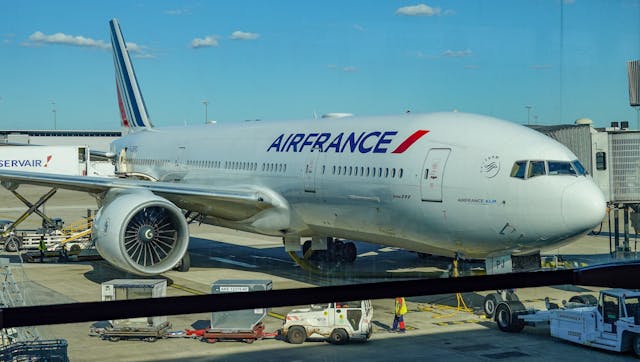 Avión de Air France estacionado en aeropuerto internacional, una de las opciones para volar desde Ezeiza a Europa con conectividad a bordo.