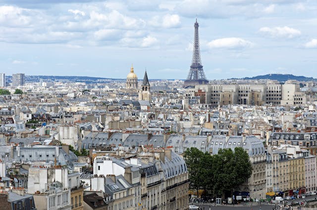 Vista panorámica de París con la Torre Eiffel, uno de los destinos europeos a los que se puede viajar desde Ezeiza.