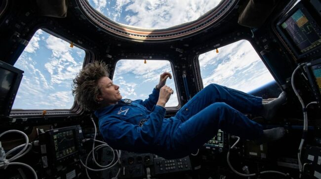 Turista flotando en gravedad cero dentro de una nave espacial durante un viaje de turismo espacial en 2026
