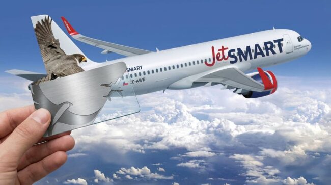tarjeta de membresia con avion de JetSMART representando vuelos ilimitados