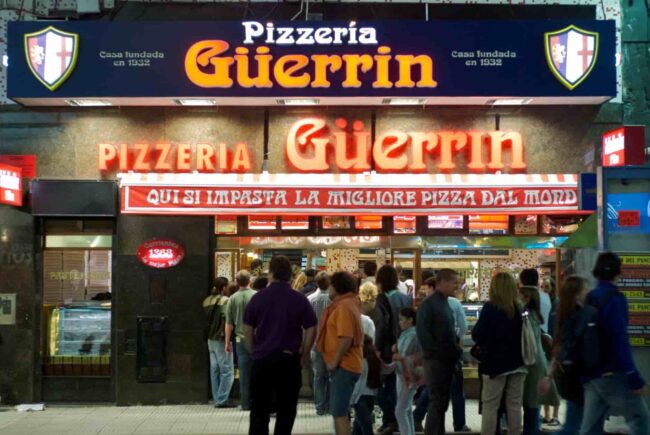 Guerrin en Buenos Aires: la pizzería récord en Google Maps Pizzería Guerrin en Buenos Aires con fila de clientes en su local histórico sobre avenida Corrientes