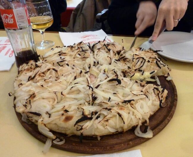 Pizza de muzzarella con cebolla de Guerrin en Buenos Aires, una de sus especialidades más pedidas