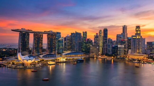skyline de Singapur con Marina Bay Sands al atardecer, considerada una de las ciudades más caras del mundo en 2026