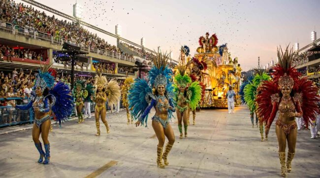desfile de Carnaval en Brasil con bailarines y comparsas, celebración típica durante los feriados de Carnaval