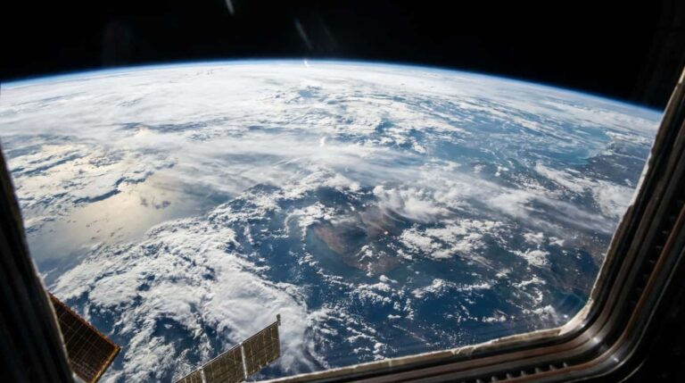Vista de la Tierra desde el espacio durante un viaje espacial tur&iacute;stico en 2026