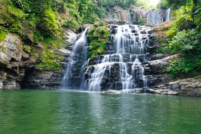 Cascada en selva de Costa Rica con piscina natural, ideal para visitar en temporada verde o lluviosa.