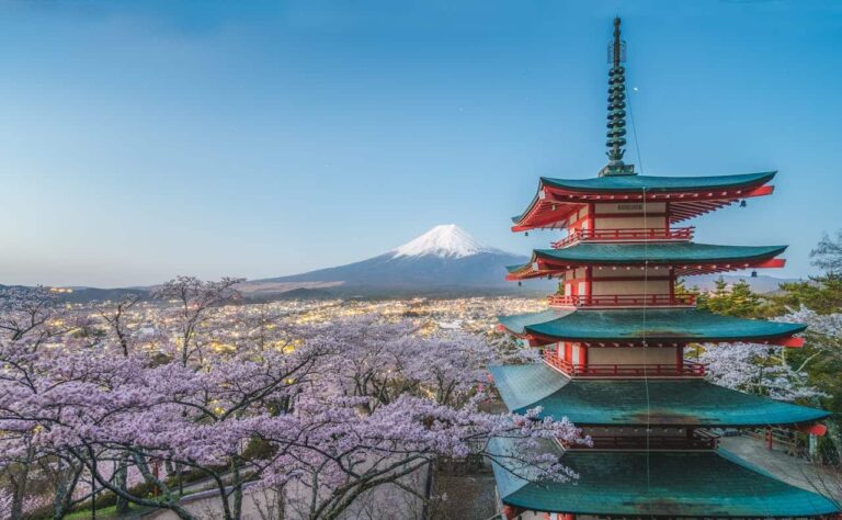 Pagoda Chureito con cerezos en flor y monte Fuji al fondo en Jap&oacute;n, imagen sobre la mejor &eacute;poca para viajar al pa&iacute;s.