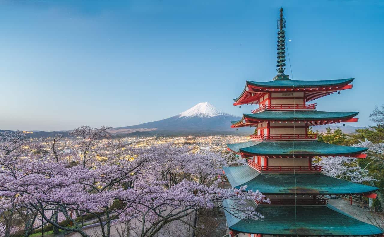Pagoda Chureito con cerezos en flor y monte Fuji al fondo en Japón, imagen sobre la mejor época para viajar al país.