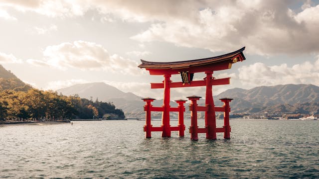 Gran torii rojo sobre el agua en Miyajima, Japón, imagen sobre cuándo conviene viajar al país según la temporada