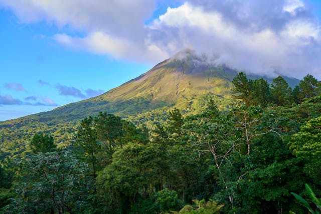 Volcán Arenal rodeado de selva en Costa Rica, uno de los destinos más visitados para naturaleza y aventura.
