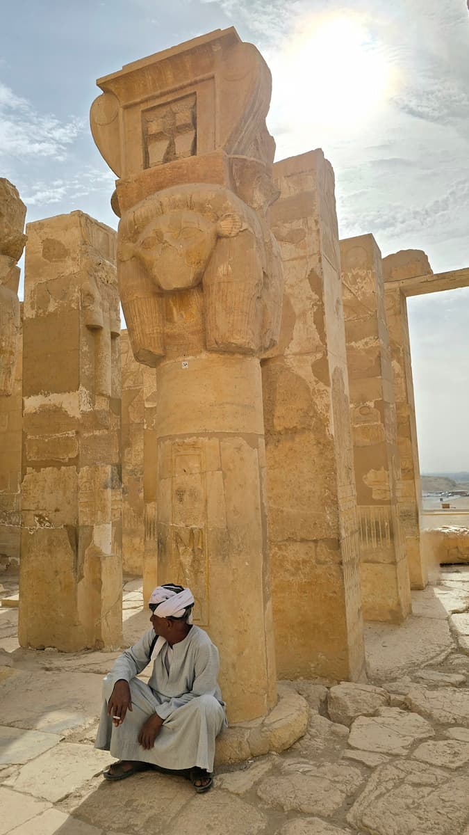 Columnas de templo antiguo en Egipto con restos arqueológicos