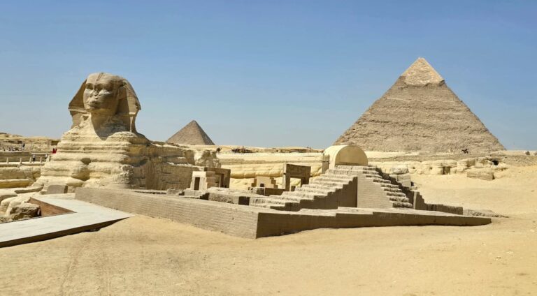 Pir&aacute;mides de Giza desde la zona arqueol&oacute;gica en Egipto