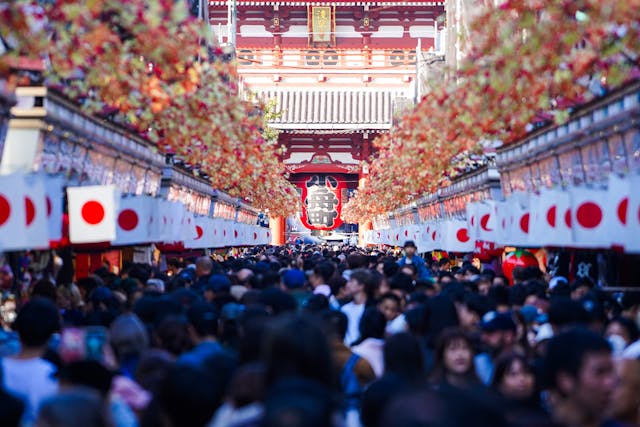 Multitud de turistas y visitantes en un templo de Tokio durante temporada alta en Japón, imagen sobre meses para evitar al viajar.