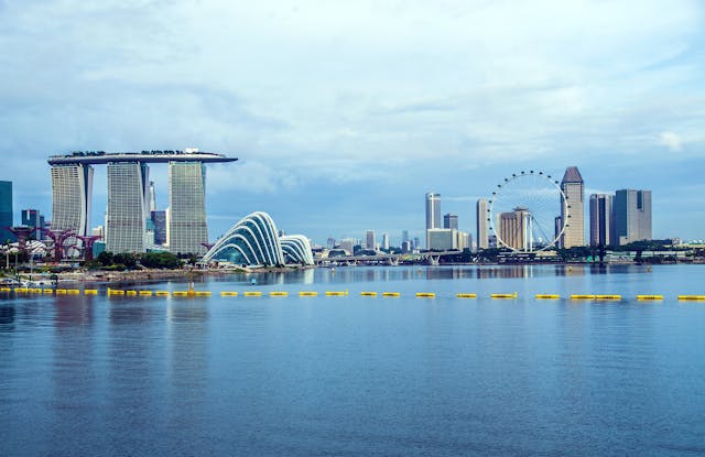 vista de Singapur con Marina Bay Sands y la bahía, ejemplo de la ubicación y skyline de esta ciudad en Asia