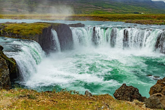 Cascadas de Islandia qué ver y por qué viajar a este país Cascada Godafoss en Islandia con agua turquesa y paisaje natural