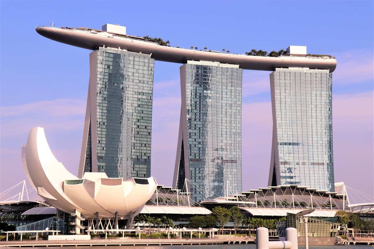Marina Bay Sands en Singapur, el hotel icónico con piscina infinita sobre tres torres