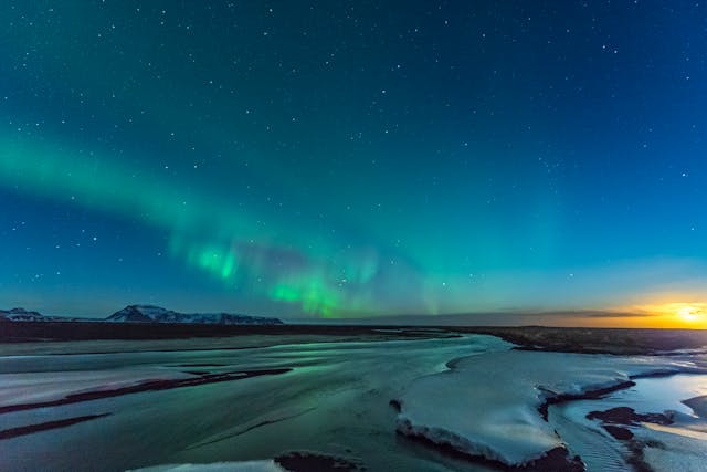 Aurora boreal en Islandia sobre paisaje nevado y cielo estrellado