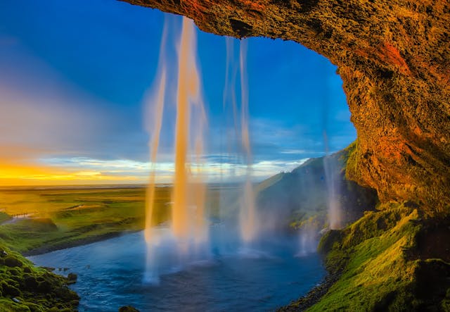 Seljalandsfoss Islandia cascada famosa que ver y por qué viajar Cascada Seljalandsfoss en Islandia vista desde detrás con paisaje natural