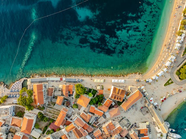 vista aerea playa croacia mar adriatico ciudad costera