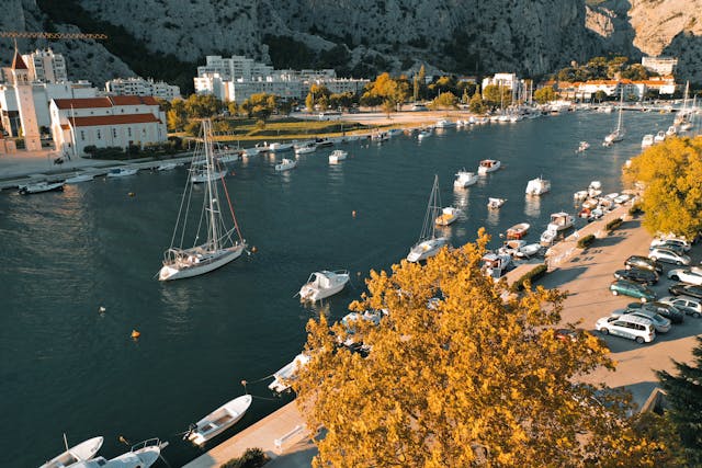 puerto en croacia con barcos y ciudad costera